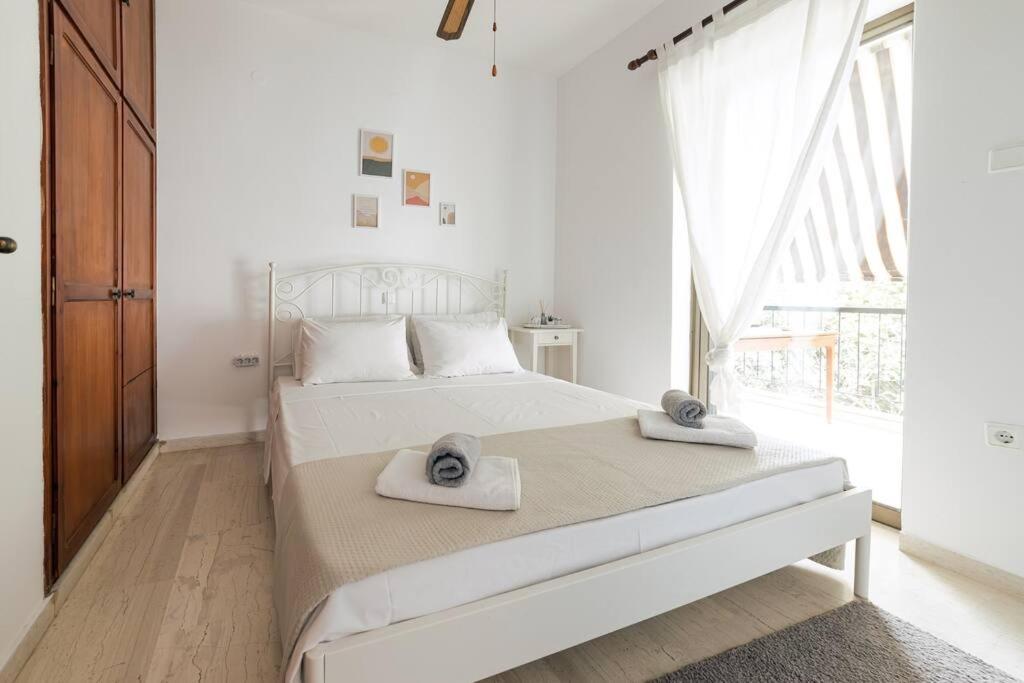 Seaside Escape Apartment Saronida ภายนอก รูปภาพ